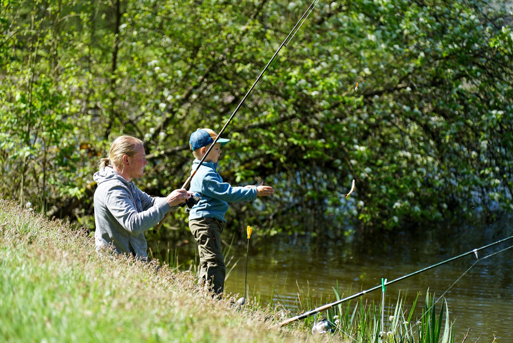 Mitglieder des Anglerverein Schleusingen beim Angeln am Wasser