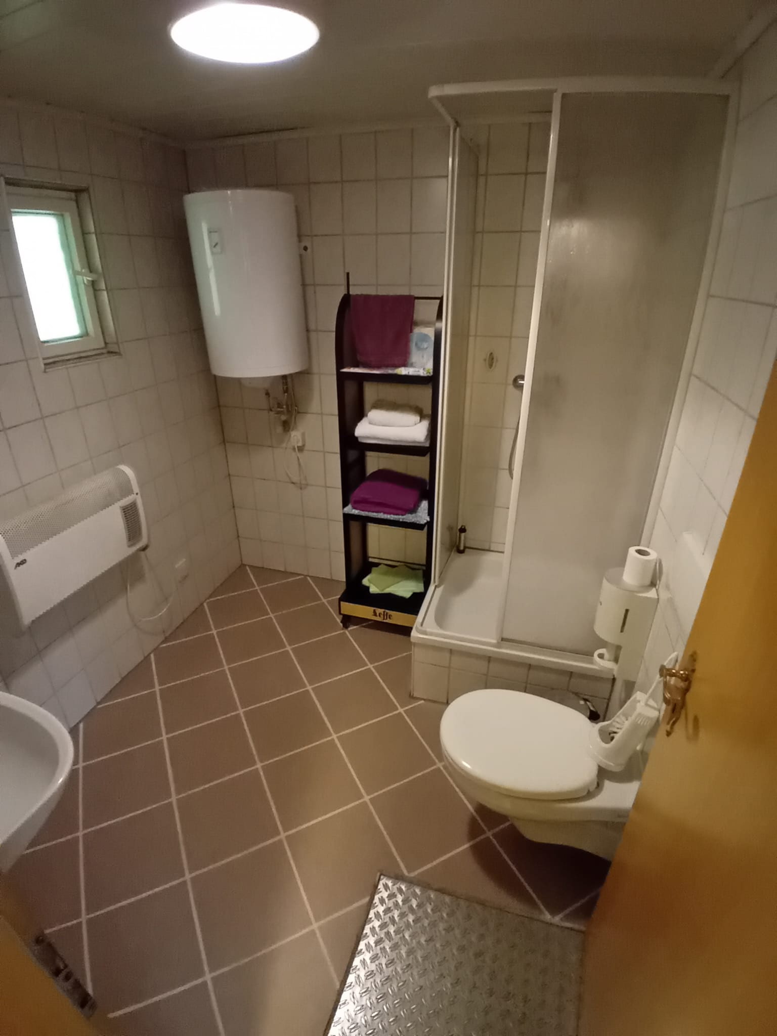 Bad mit Dusche und WC